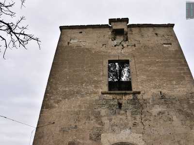 In alto la struttura � coronata da una massiccia torre fortificata su cui tuttavia � impossibile salire